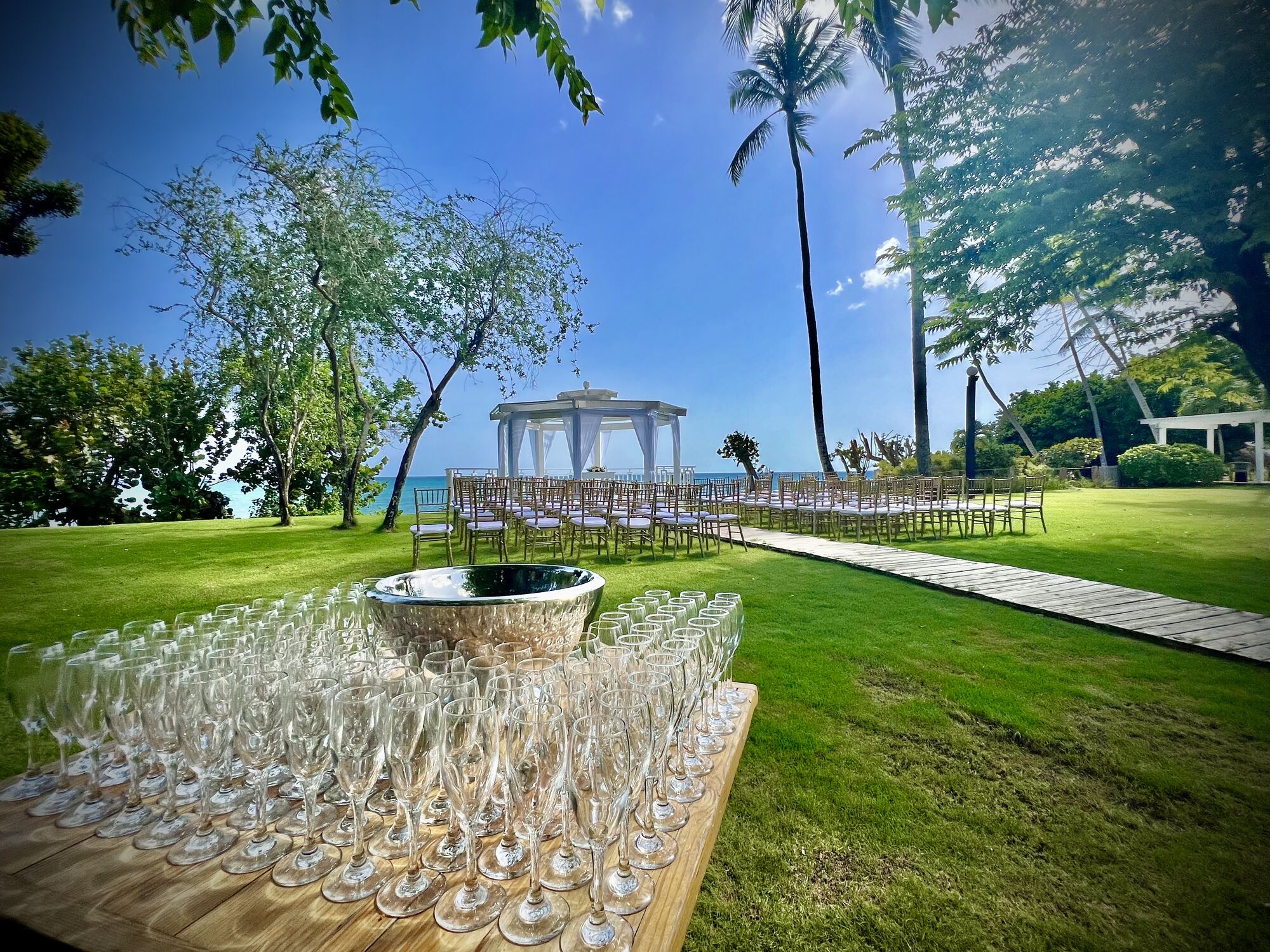 Rustic beachside dining table set for a wedding-week welcome dinner — smaller, intimate group experiences are easier to book in shoulder and off-peak months